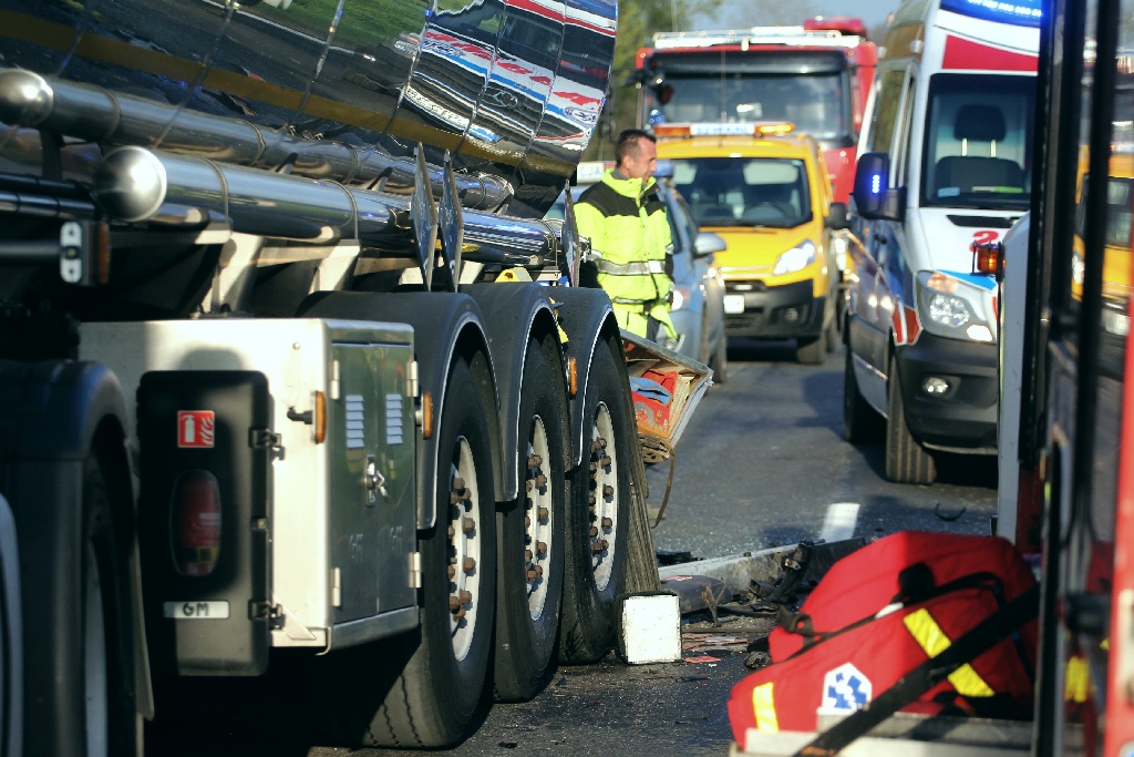 Wjechał audi w cysternę. Kierowca cudem uszedł z życiem