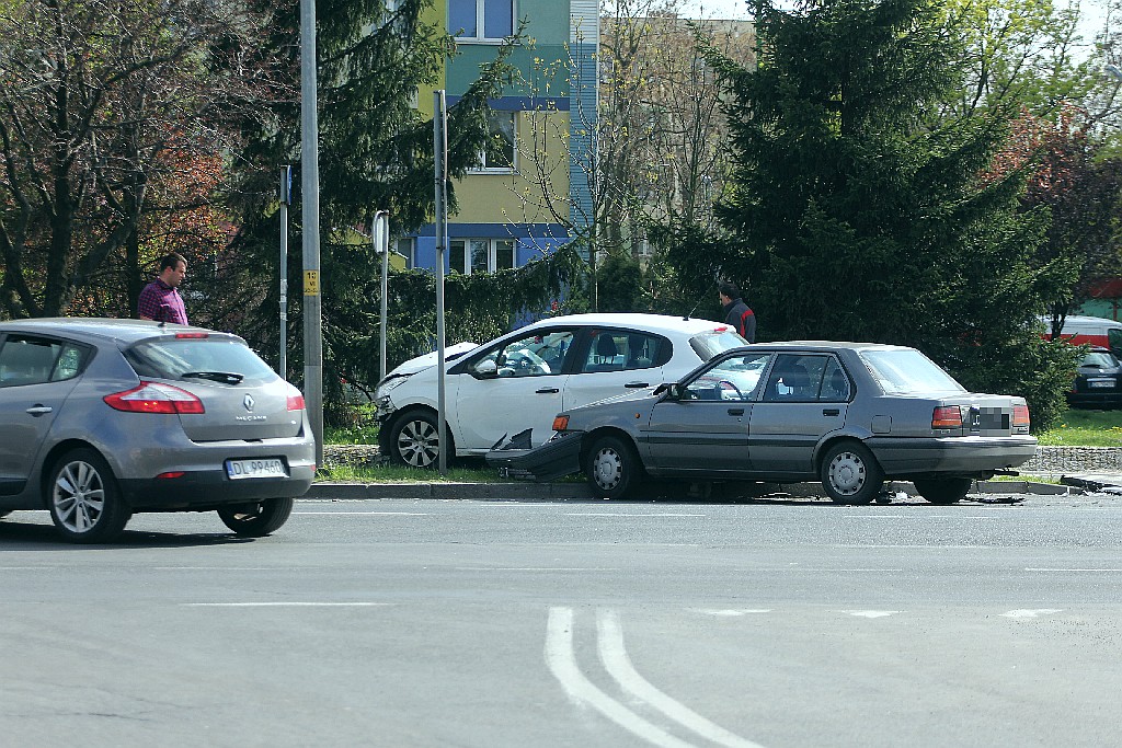 Zderzenie dwóch aut na alei Piłsudskiego. Jedna osoba ranna