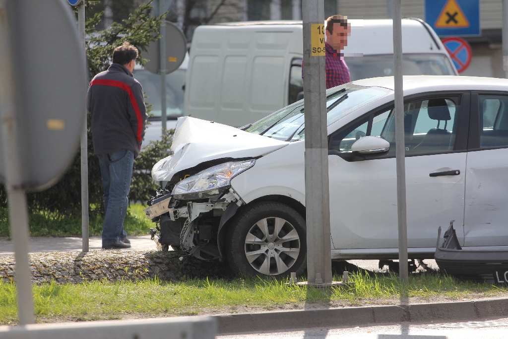 Zderzenie dwóch aut na alei Piłsudskiego. Jedna osoba ranna