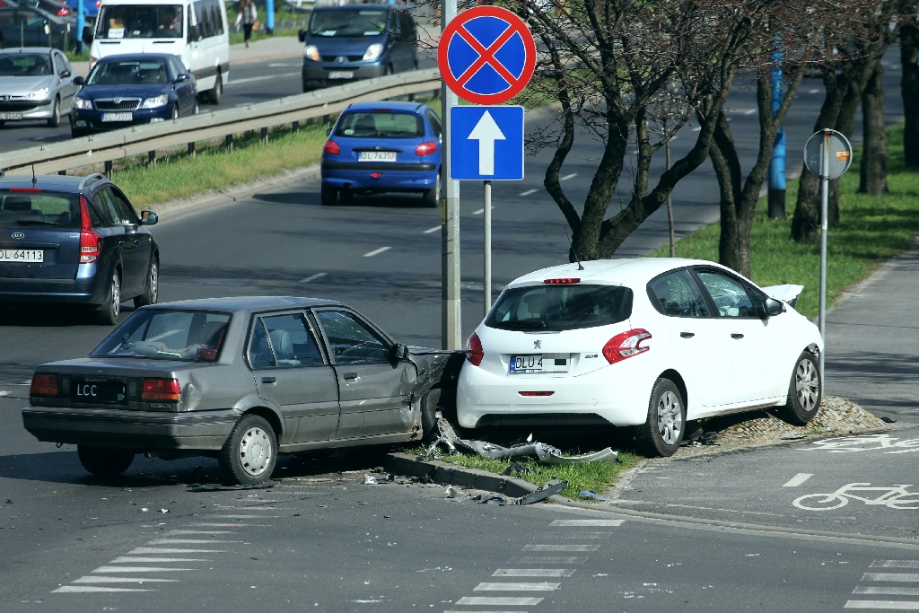 Zderzenie dwóch aut na alei Piłsudskiego. Jedna osoba ranna