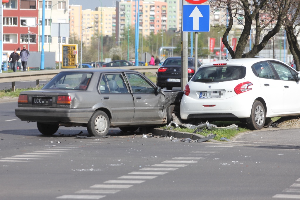Zderzenie dwóch aut na alei Piłsudskiego. Jedna osoba ranna