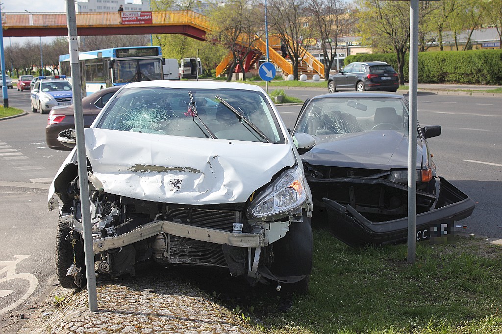 Zderzenie dwóch aut na alei Piłsudskiego. Jedna osoba ranna
