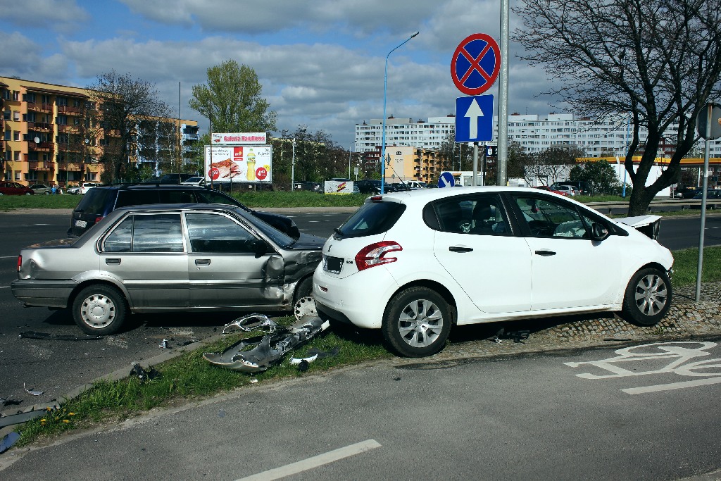 Zderzenie dwóch aut na alei Piłsudskiego. Jedna osoba ranna