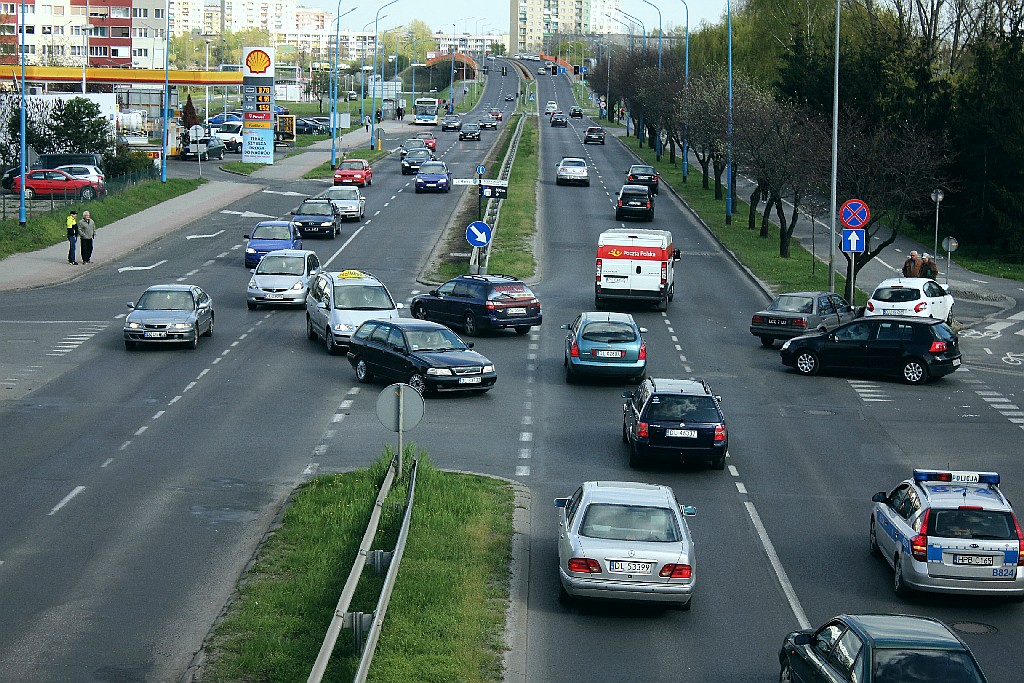 Zderzenie dwóch aut na alei Piłsudskiego. Jedna osoba ranna