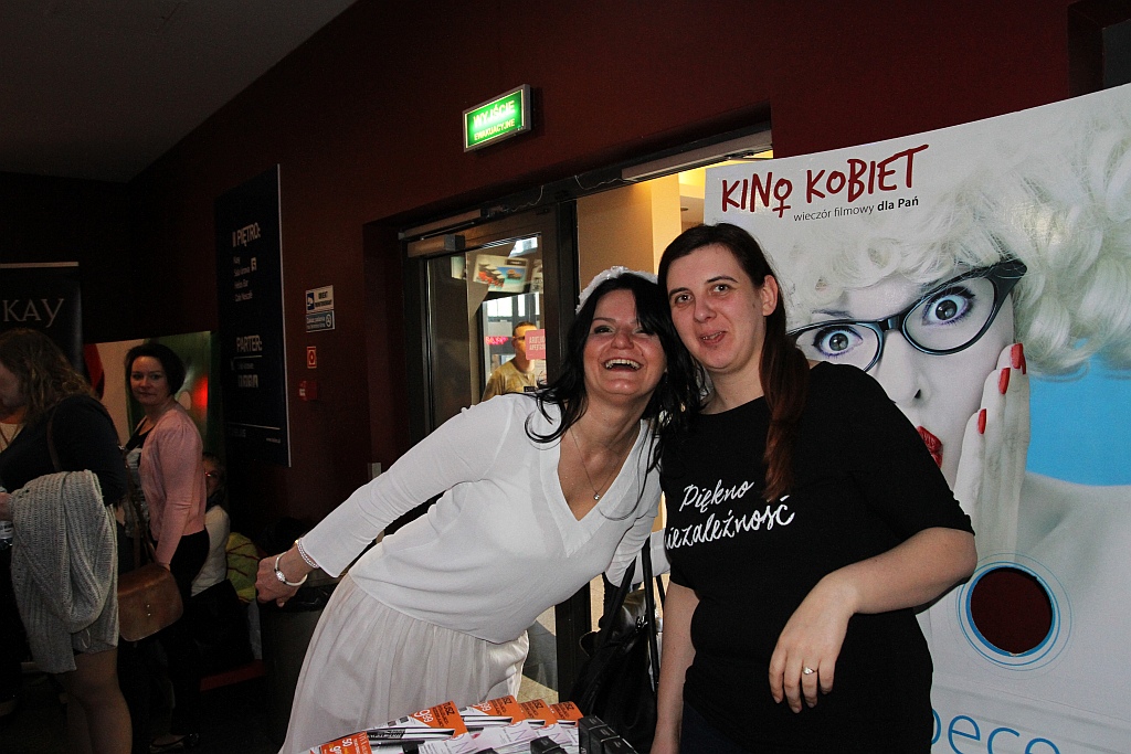 Zmasowany atak panien młodych na kino Helios w Legnicy