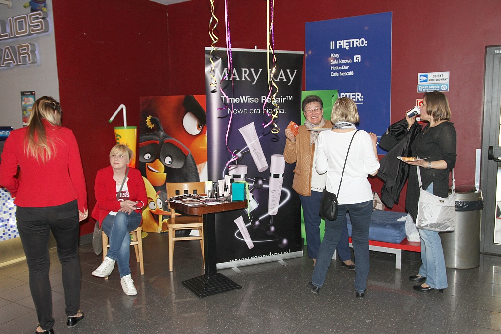 Zmasowany atak panien młodych na kino Helios w Legnicy