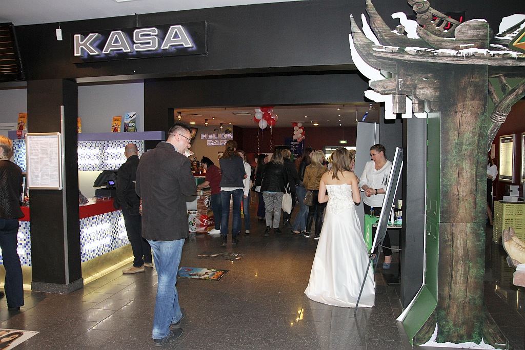 Zmasowany atak panien młodych na kino Helios w Legnicy