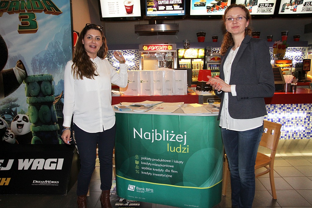 Zmasowany atak panien młodych na kino Helios w Legnicy