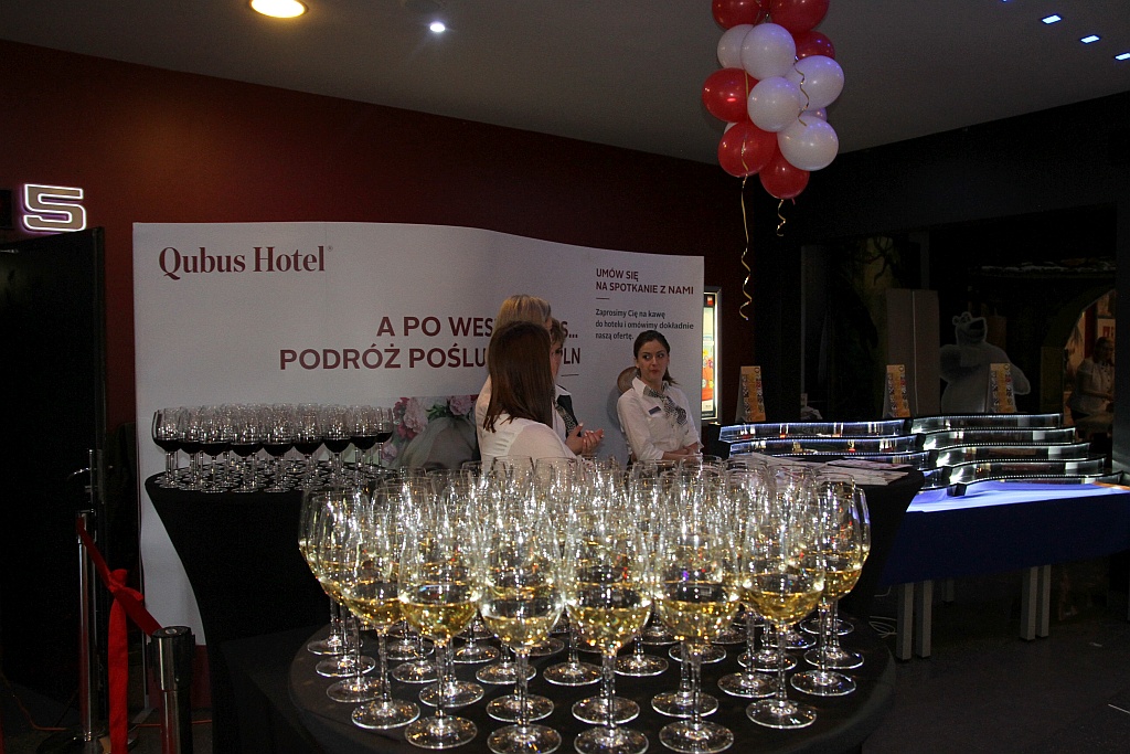 Zmasowany atak panien młodych na kino Helios w Legnicy