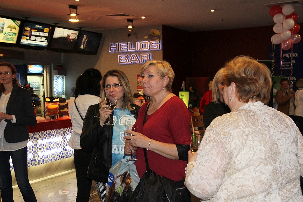 Zmasowany atak panien młodych na kino Helios w Legnicy