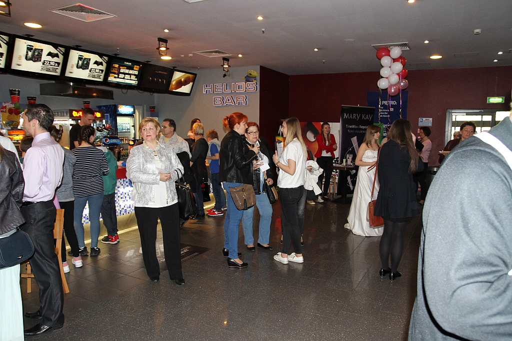 Zmasowany atak panien młodych na kino Helios w Legnicy