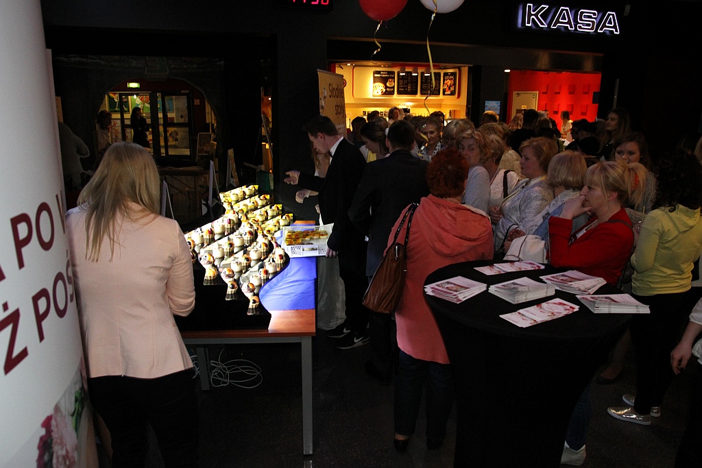 Zmasowany atak panien młodych na kino Helios w Legnicy