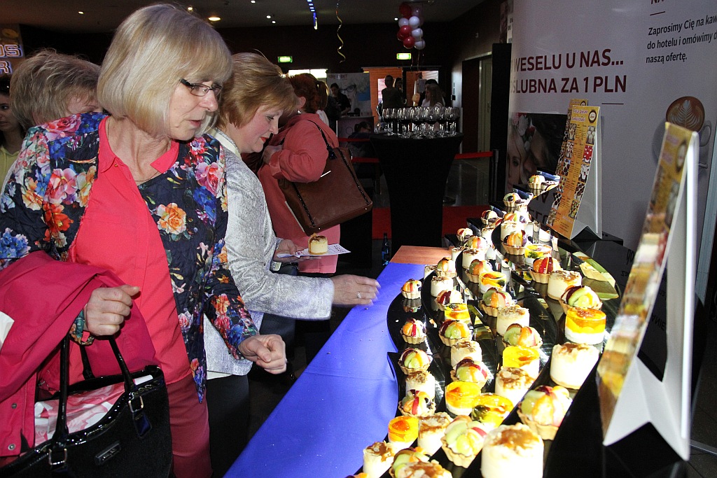 Zmasowany atak panien młodych na kino Helios w Legnicy
