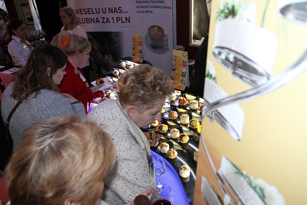 Zmasowany atak panien młodych na kino Helios w Legnicy