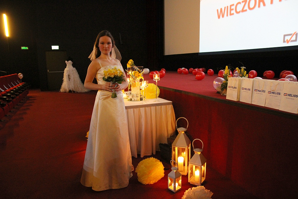 Zmasowany atak panien młodych na kino Helios w Legnicy