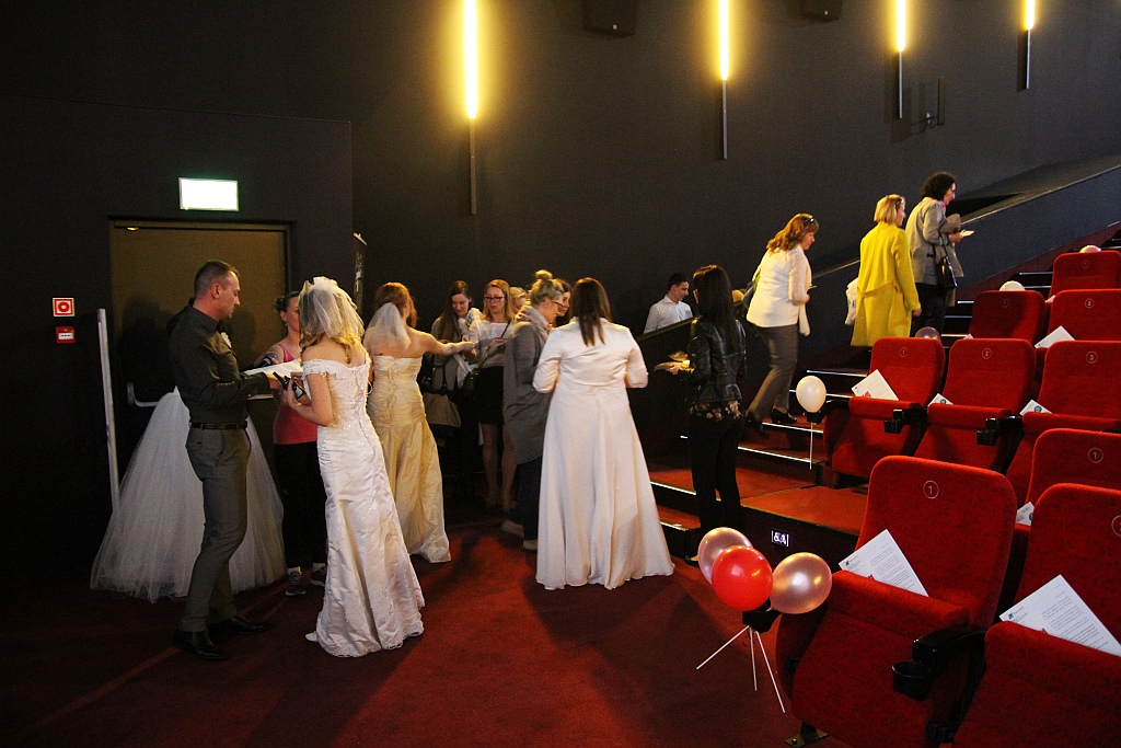 Zmasowany atak panien młodych na kino Helios w Legnicy