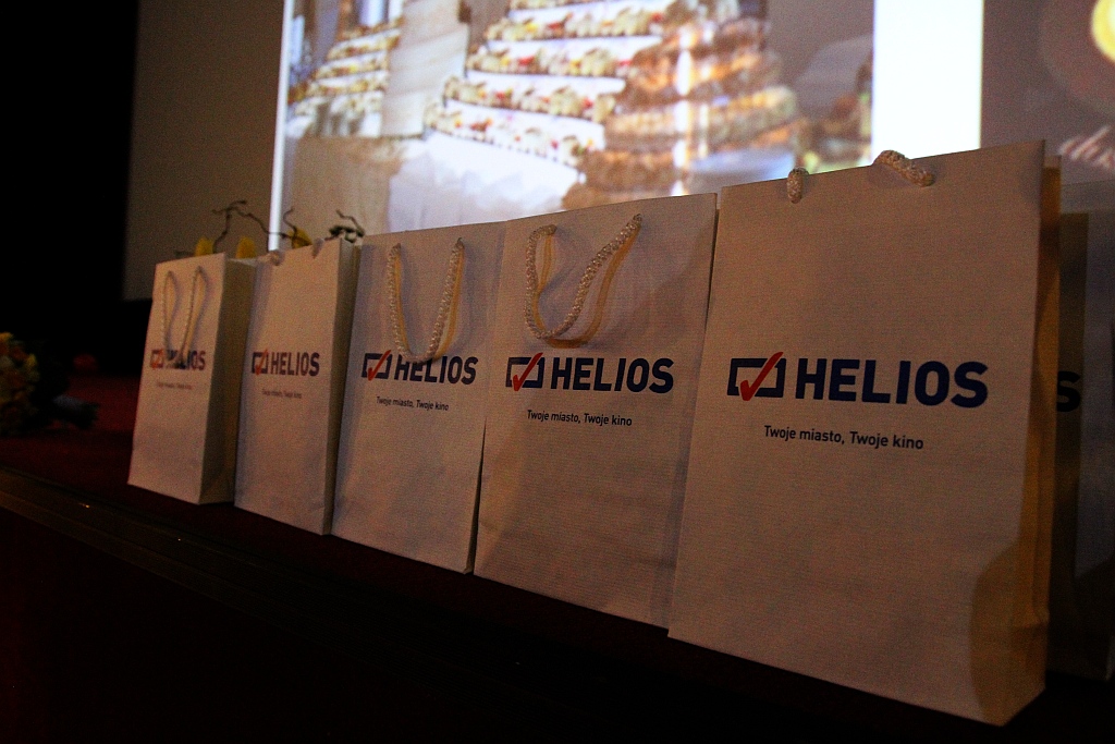 Zmasowany atak panien młodych na kino Helios w Legnicy