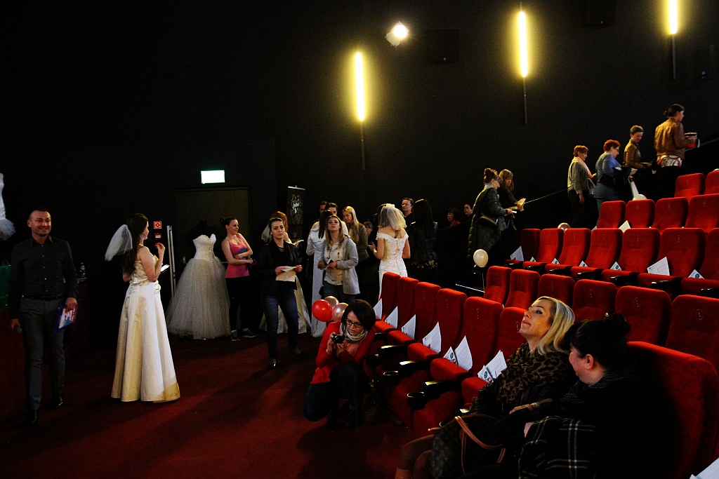 Zmasowany atak panien młodych na kino Helios w Legnicy