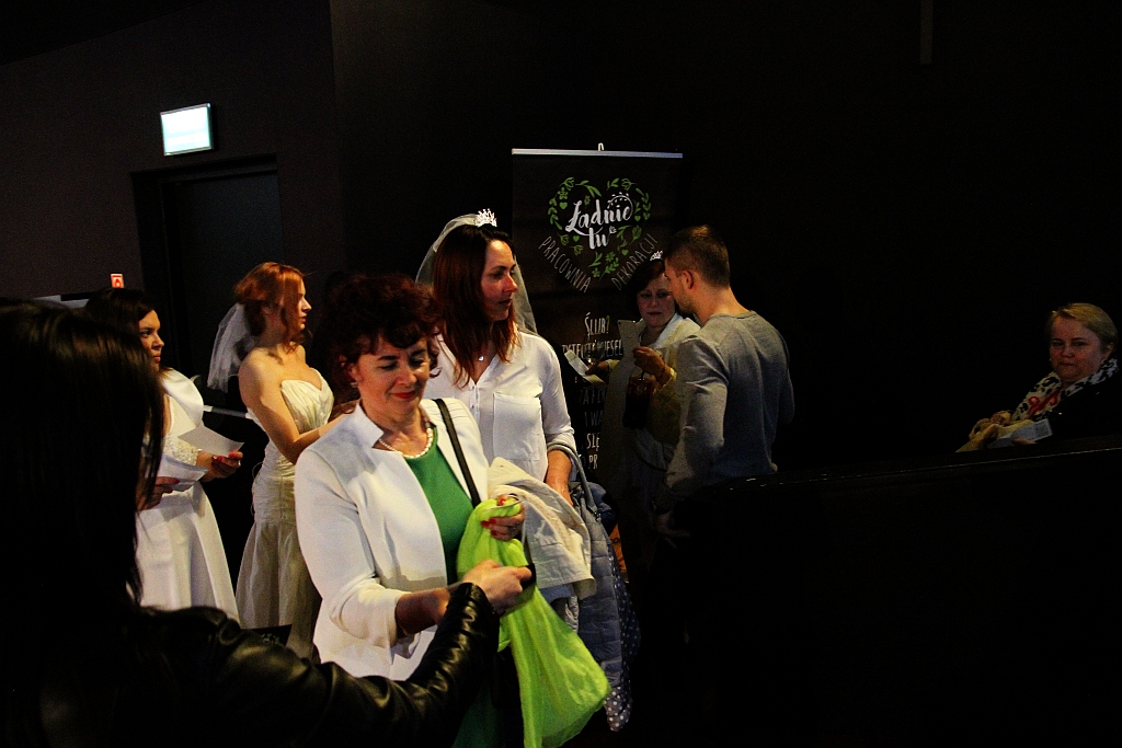 Zmasowany atak panien młodych na kino Helios w Legnicy