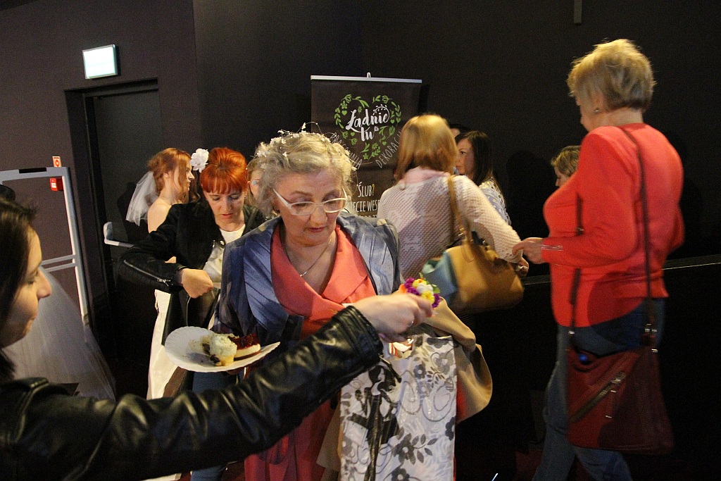 Zmasowany atak panien młodych na kino Helios w Legnicy
