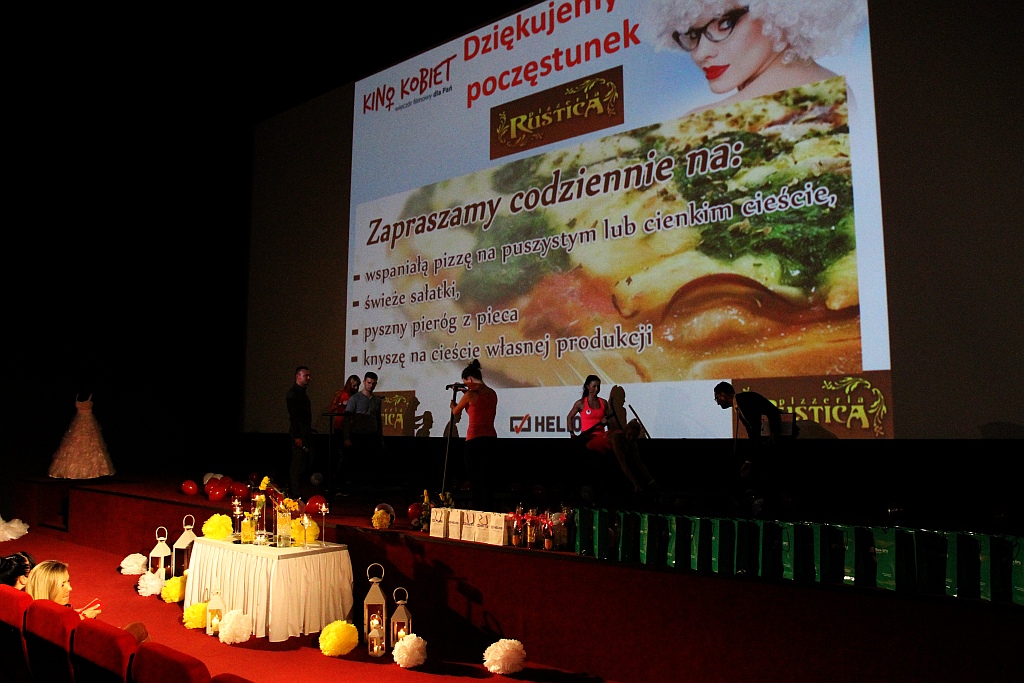 Zmasowany atak panien młodych na kino Helios w Legnicy