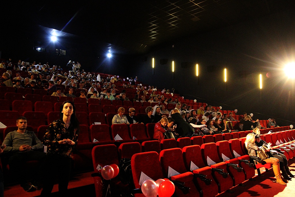 Zmasowany atak panien młodych na kino Helios w Legnicy