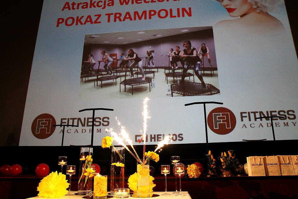 Zmasowany atak panien młodych na kino Helios w Legnicy
