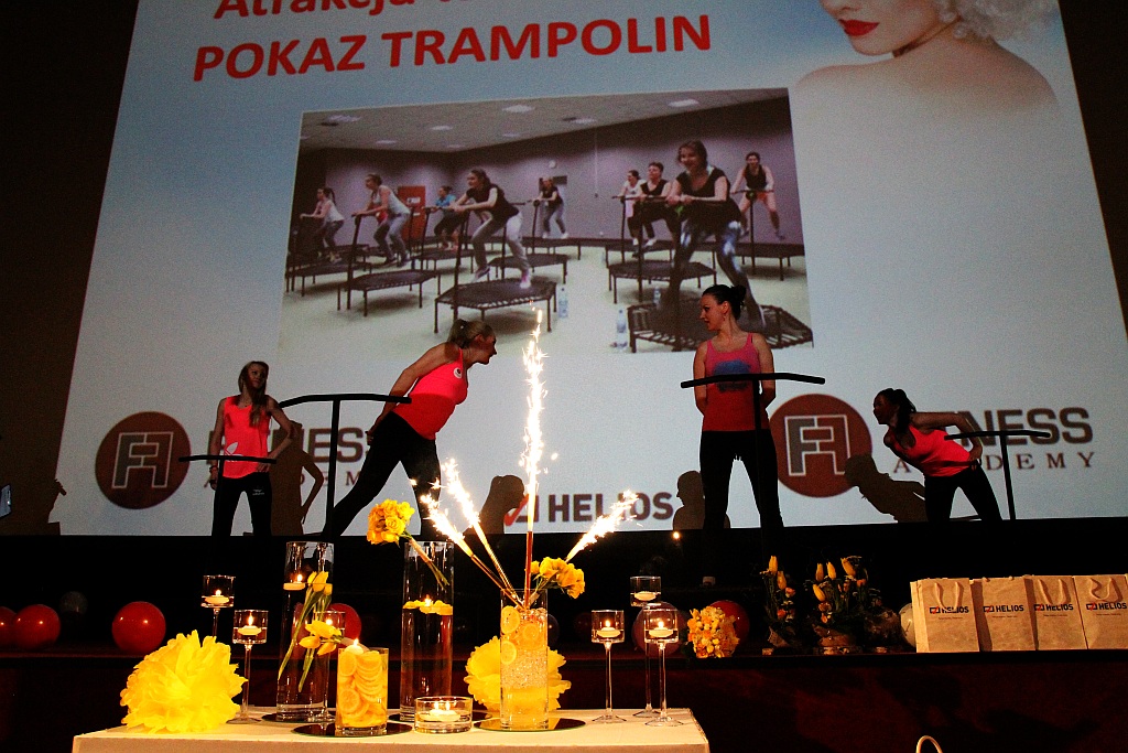 Zmasowany atak panien młodych na kino Helios w Legnicy