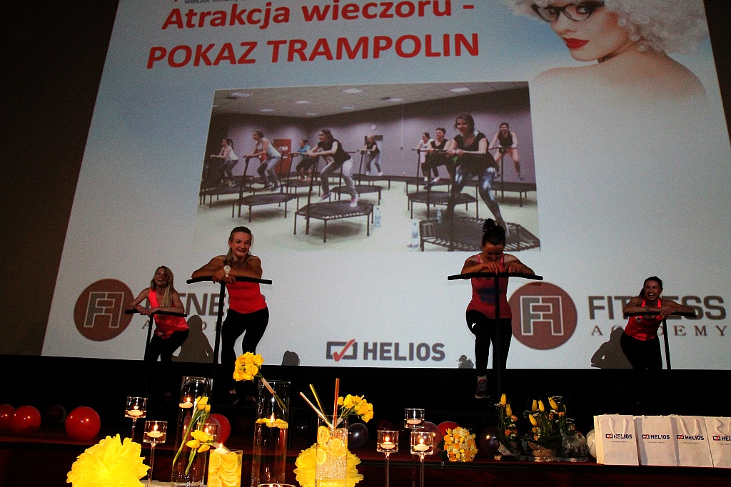 Zmasowany atak panien młodych na kino Helios w Legnicy