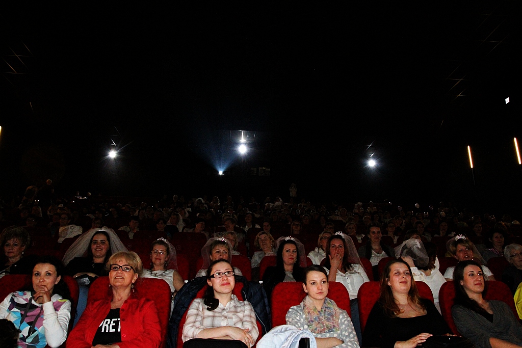 Zmasowany atak panien młodych na kino Helios w Legnicy