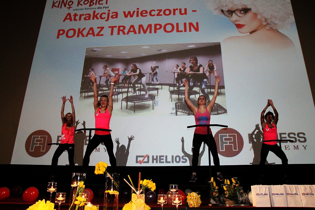 Zmasowany atak panien młodych na kino Helios w Legnicy