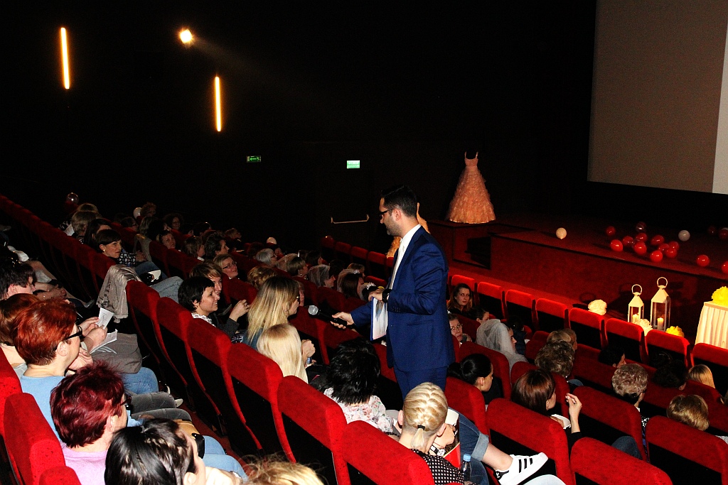Zmasowany atak panien młodych na kino Helios w Legnicy
