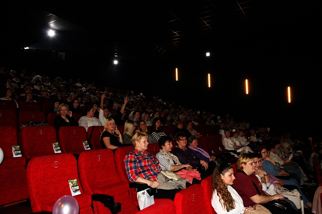 Zmasowany atak panien młodych na kino Helios w Legnicy