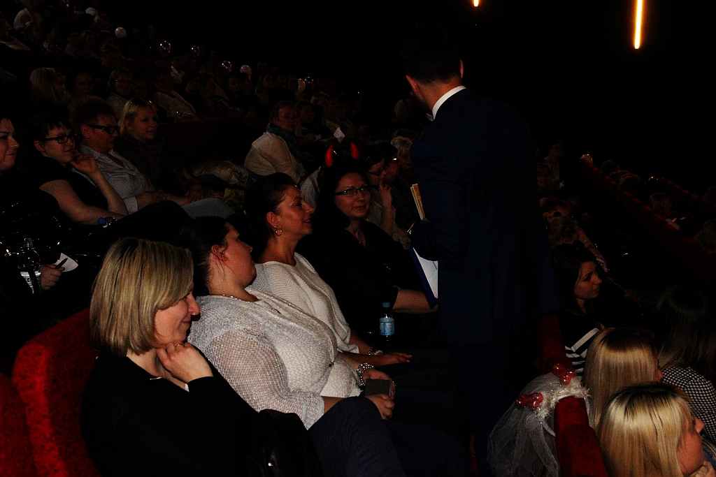 Zmasowany atak panien młodych na kino Helios w Legnicy