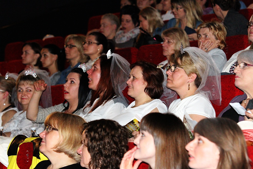 Zmasowany atak panien młodych na kino Helios w Legnicy