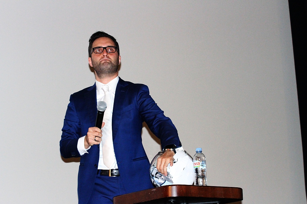 Zmasowany atak panien młodych na kino Helios w Legnicy