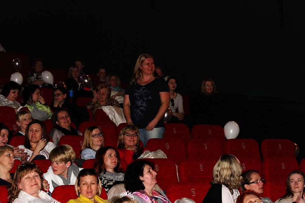 Zmasowany atak panien młodych na kino Helios w Legnicy