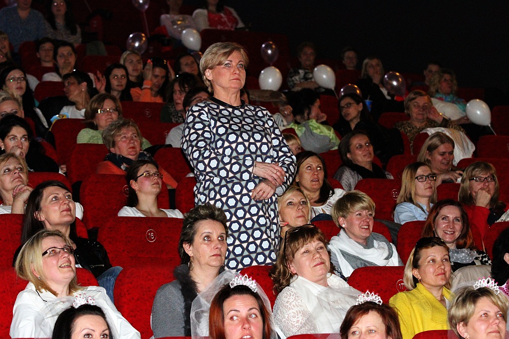 Zmasowany atak panien młodych na kino Helios w Legnicy