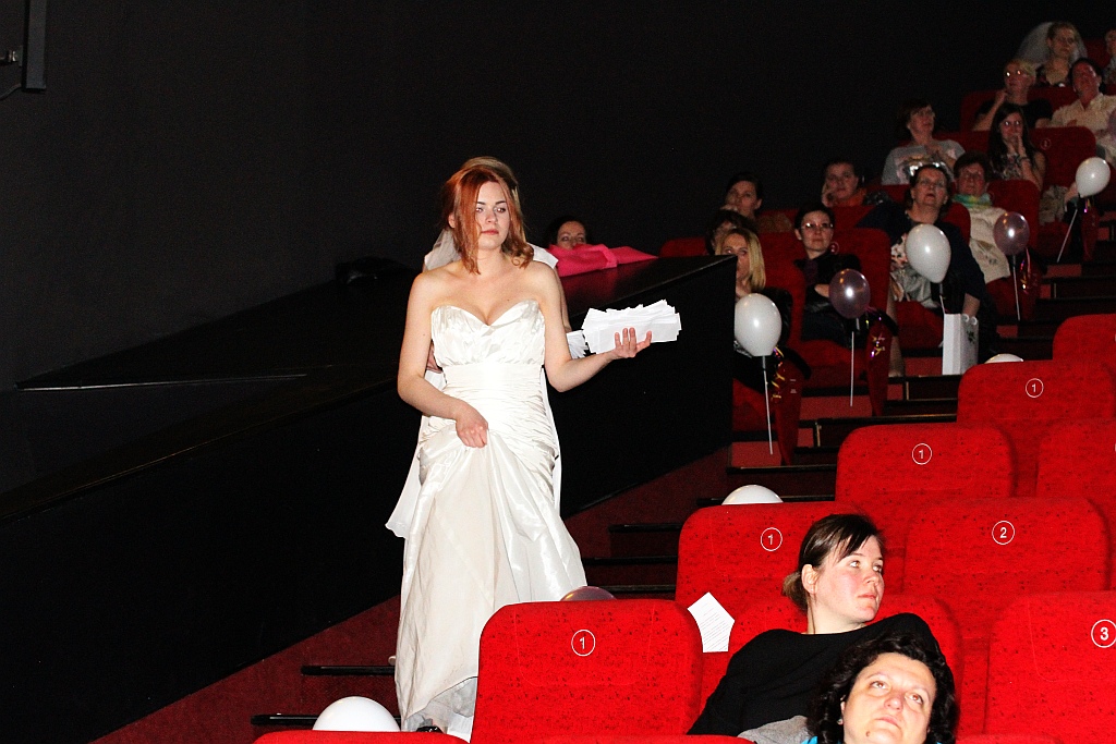 Zmasowany atak panien młodych na kino Helios w Legnicy