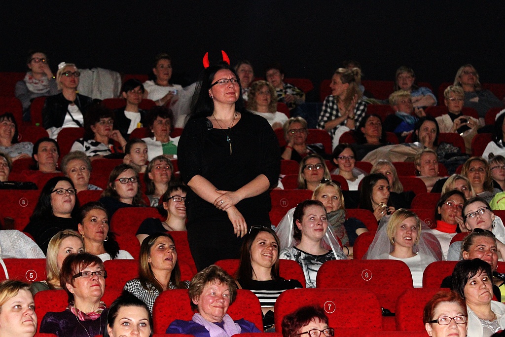 Zmasowany atak panien młodych na kino Helios w Legnicy