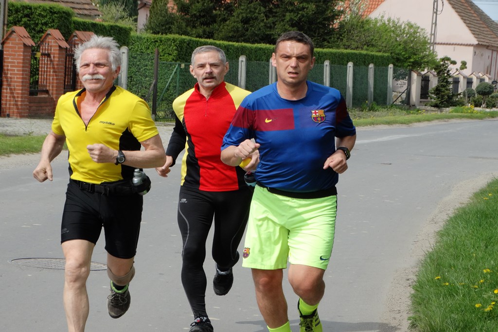 Legniczanie pobiegli wokół jeziora w Kunickiej Trzydziestce