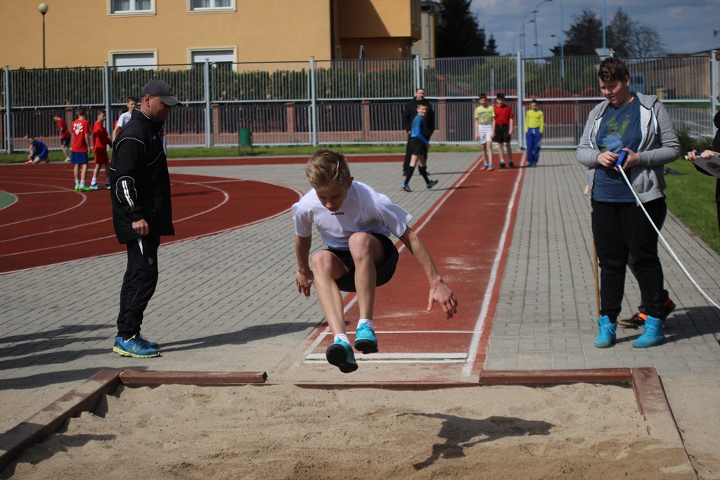 Legniccy uczniowie rywalizowali w czworoboju lekkoatletycznym