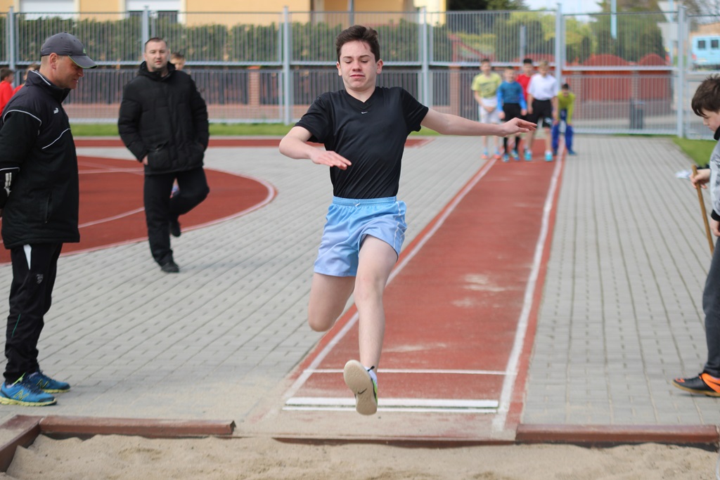 Legniccy uczniowie rywalizowali w czworoboju lekkoatletycznym