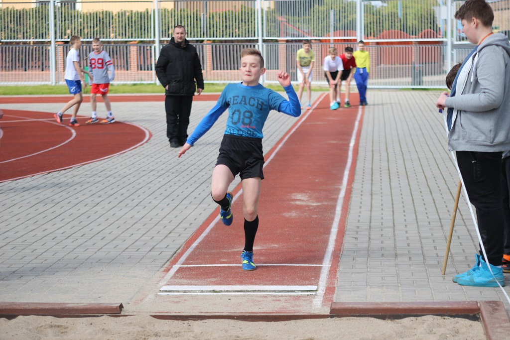 Legniccy uczniowie rywalizowali w czworoboju lekkoatletycznym