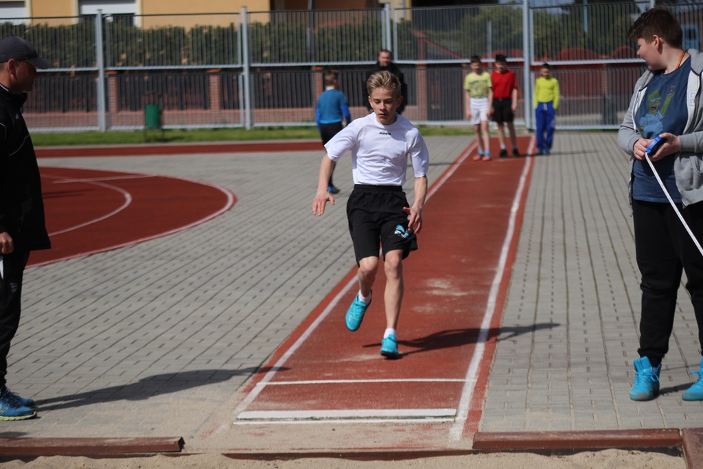 Legniccy uczniowie rywalizowali w czworoboju lekkoatletycznym