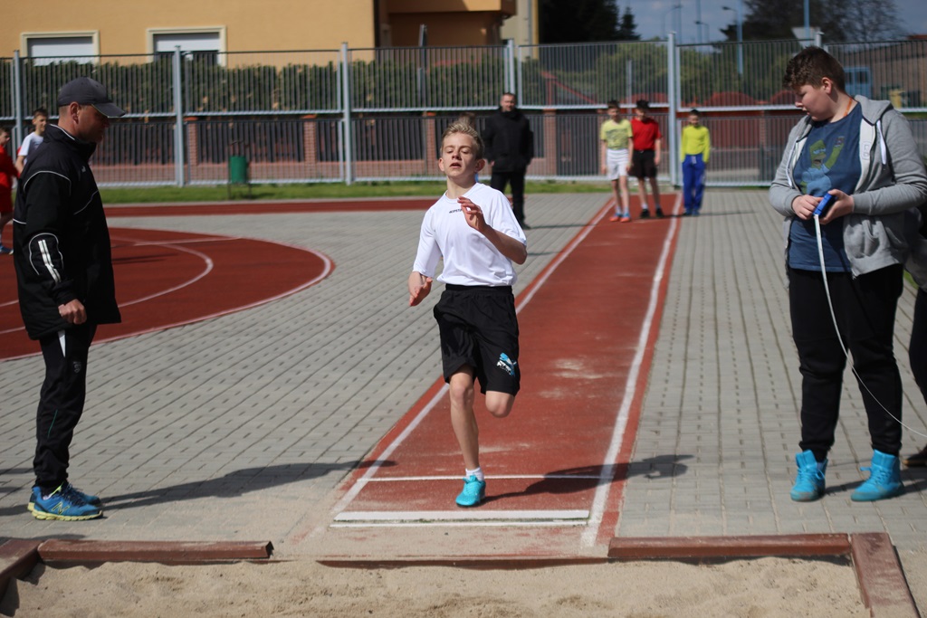 Legniccy uczniowie rywalizowali w czworoboju lekkoatletycznym