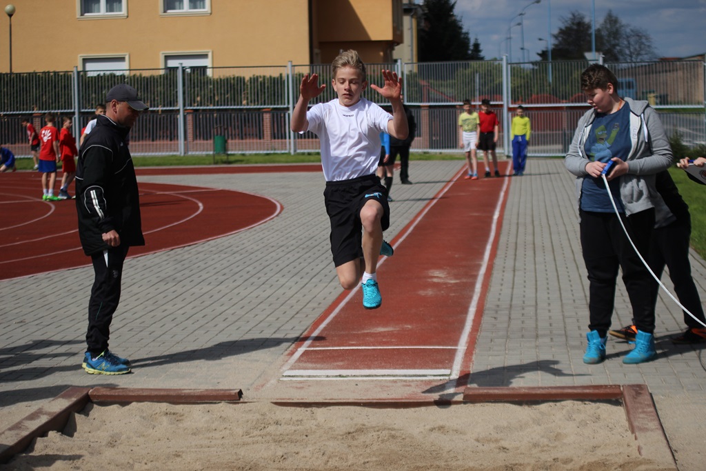 Legniccy uczniowie rywalizowali w czworoboju lekkoatletycznym