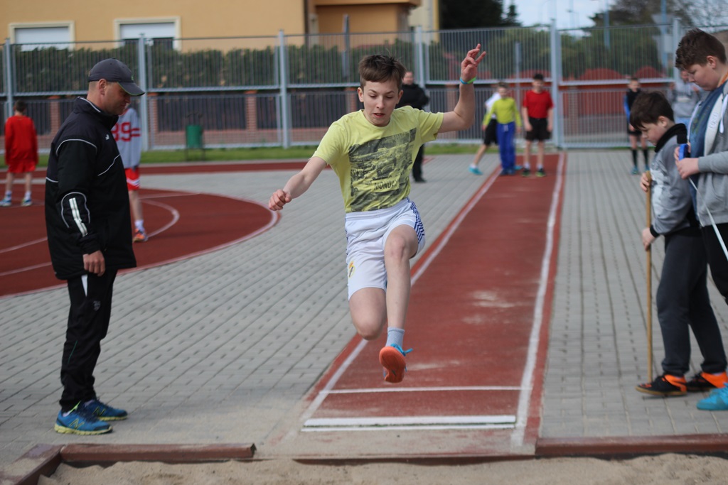 Legniccy uczniowie rywalizowali w czworoboju lekkoatletycznym