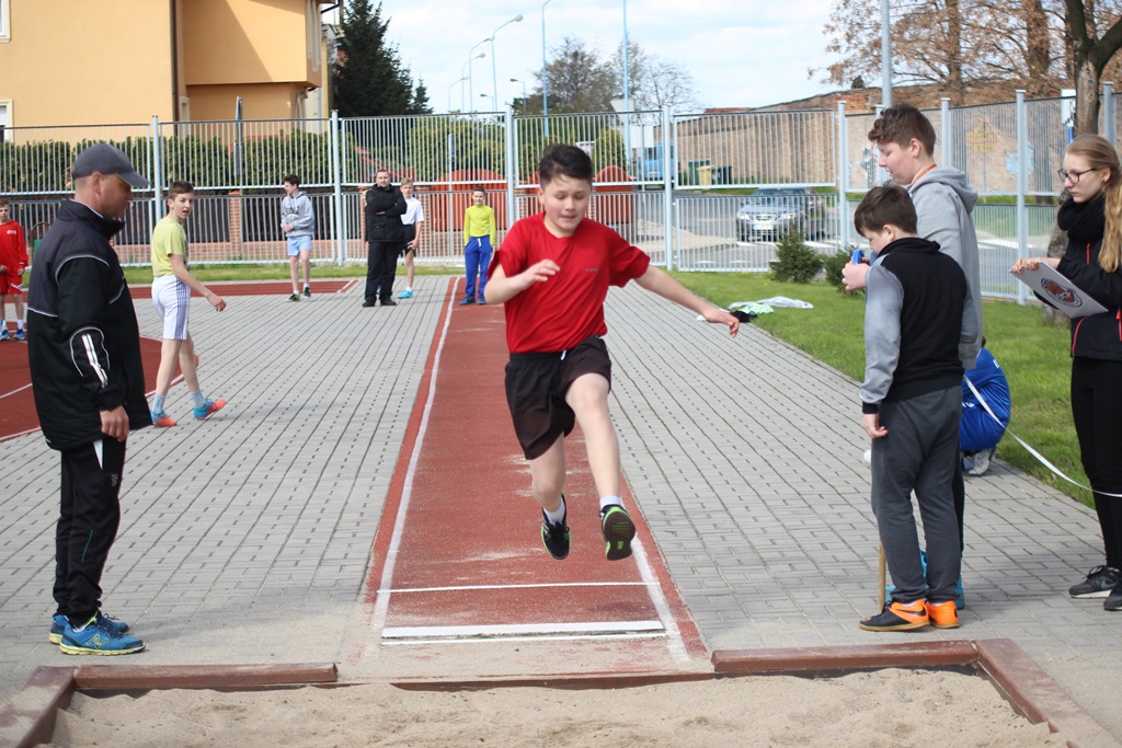 Legniccy uczniowie rywalizowali w czworoboju lekkoatletycznym