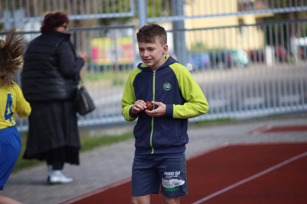 Legniccy uczniowie rywalizowali w czworoboju lekkoatletycznym